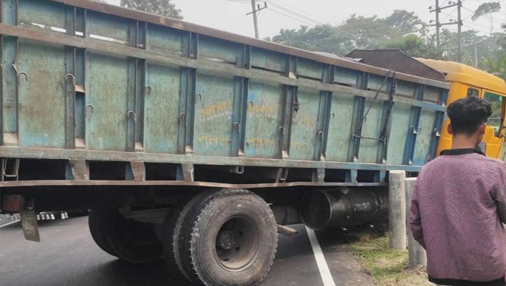 ভোলায় ট্রাকচাপায় তিন যাত্রী নিহত